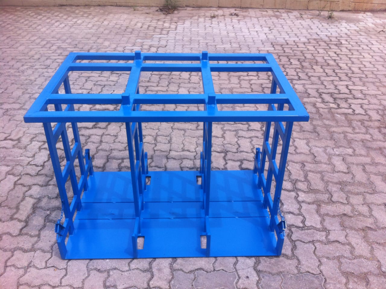 Estrutura metálica azul com rodas